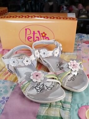 Petalia white Sandals with 3D Flowers & Braided & Pastel Trim Size 8 NIB